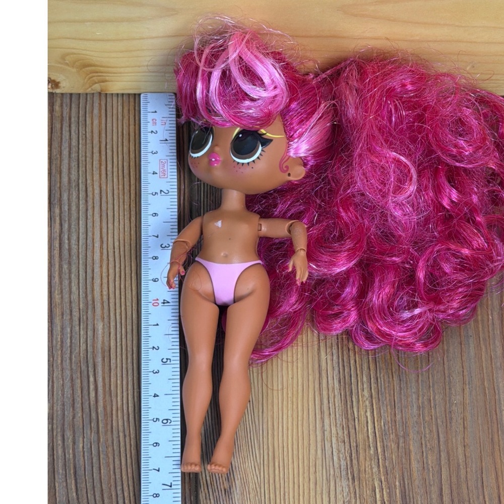 MGA LOL Surprise OMG Doll Hot Pink Curly Hair Tan Skin Articulated Base 7" Girl